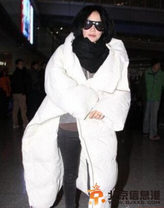 赛琳娜透视装露胸罩 盘点衣着品味遭吐槽的明星