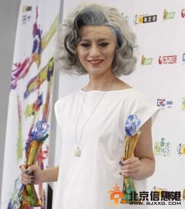 赛琳娜透视装露胸罩 盘点衣着品味遭吐槽的明星