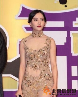 赛琳娜透视装露胸罩 盘点衣着品味遭吐槽的明星