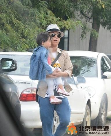 黄渤妻子在美待产 因不符合“单独”政策选择国外