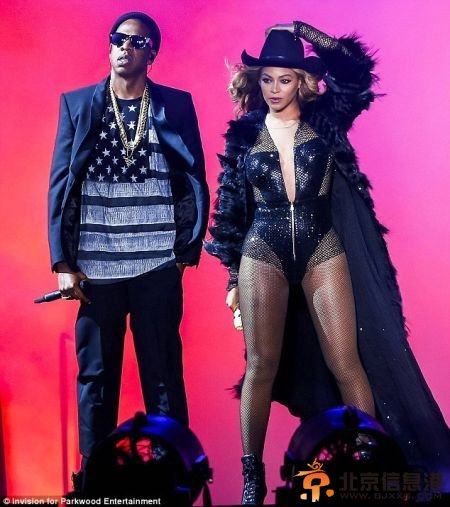 碧昂斯Jay-Z夫妇在巡演中亲密无间