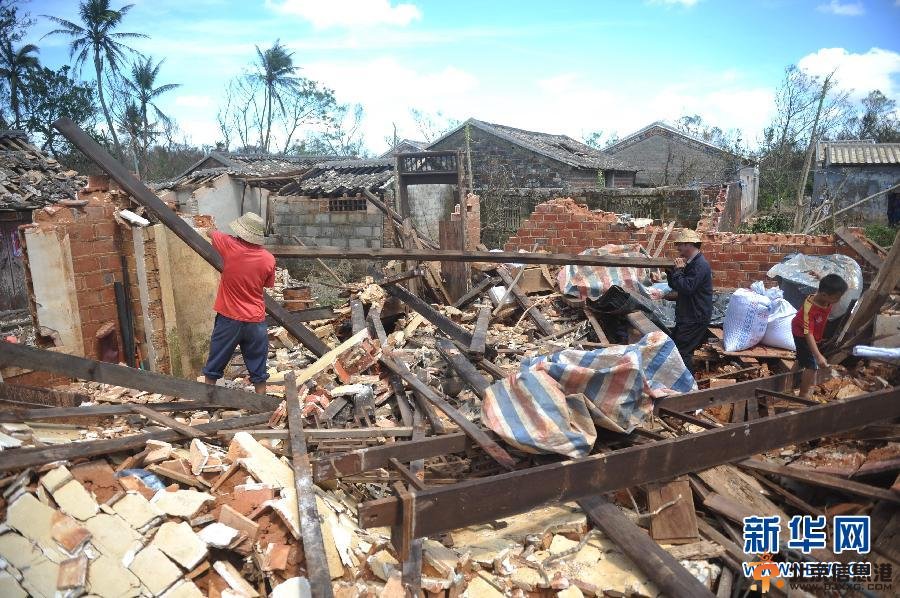 #（社会）（4）海南文昌群众开展灾后自救