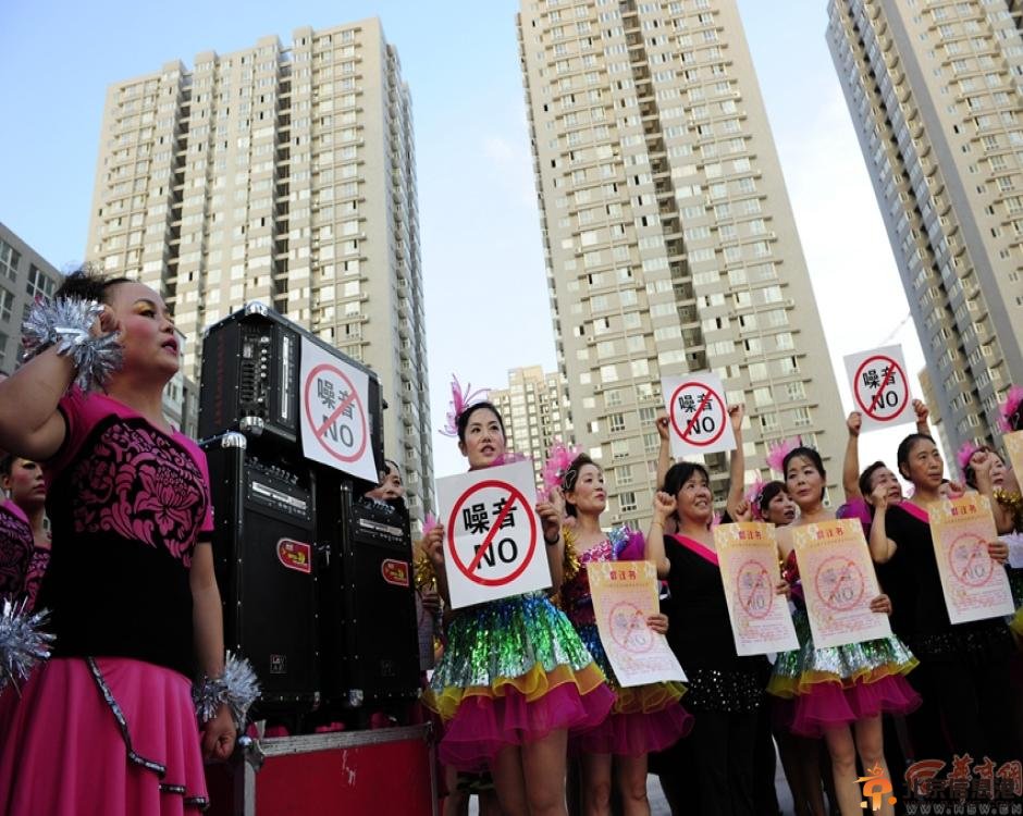 广场舞大妈向噪音说