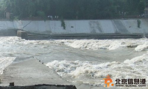 四川岷江东坡湖拦水坝局部溃坝未造成人员伤亡