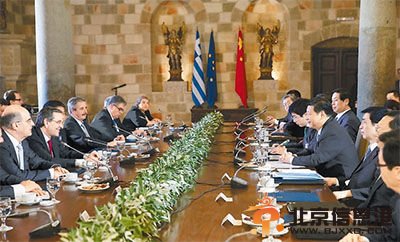 七月十三日，国家主席习近平在希腊罗德岛会见希腊总理萨马拉斯。