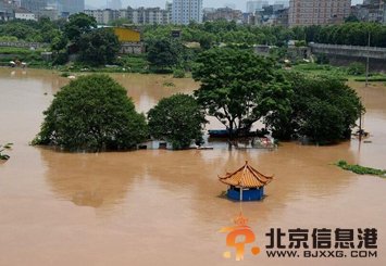 广西南宁广场变海洋市民乘船捕鱼