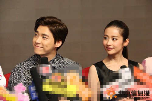 李易峰晋升国民男神 与女友李菲儿亲吻照遭遇网友羡慕嫉妒恨【附图】