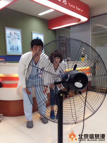 青年医生花絮惹捧腹：张佳宁死守风扇 群星热拍战三伏天 