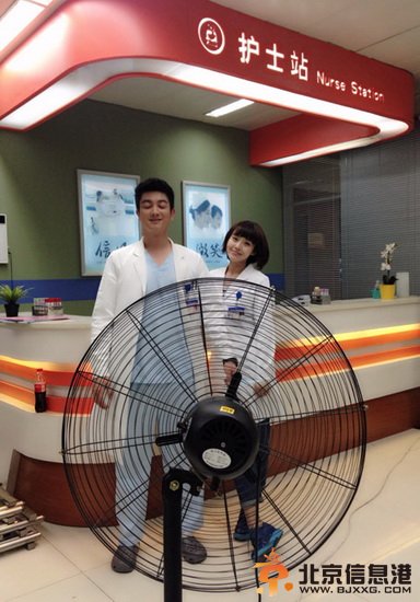 青年医生花絮惹捧腹：张佳宁死守风扇 群星热拍战三伏天 