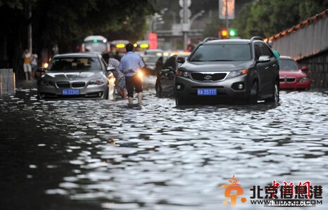 台风“麦德姆”登陆福建 民众乘坐皮划艇出行