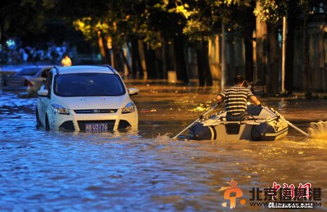 台风“麦德姆”登陆福建 民众乘坐皮划艇出行