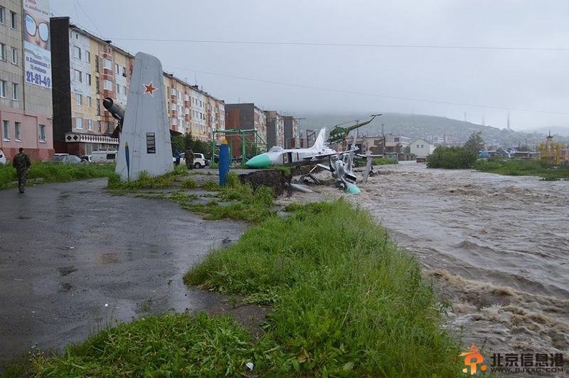马加丹州洪水冲垮路桥 退役战机被冲走