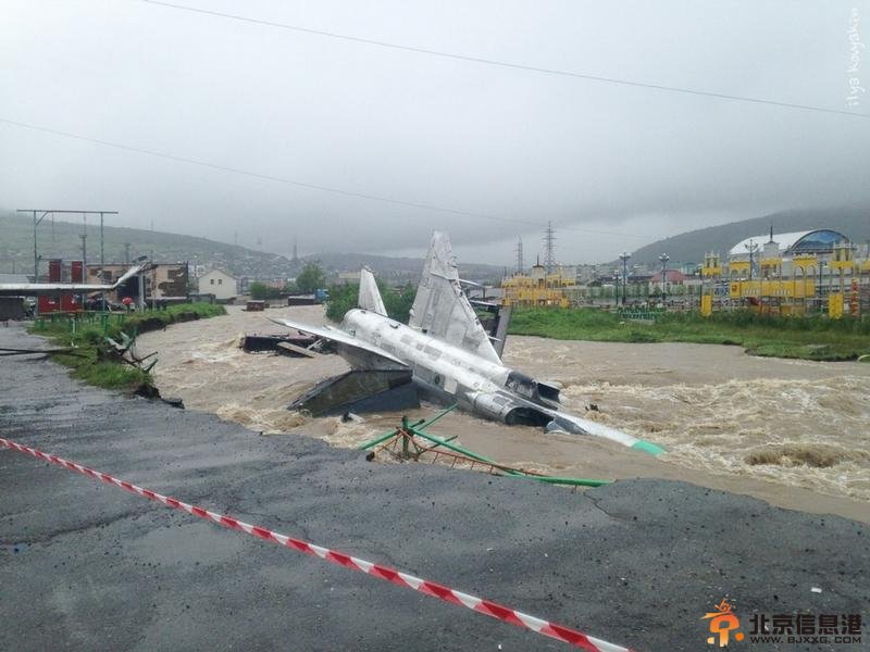 马加丹州洪水冲垮路桥 退役战机被冲走