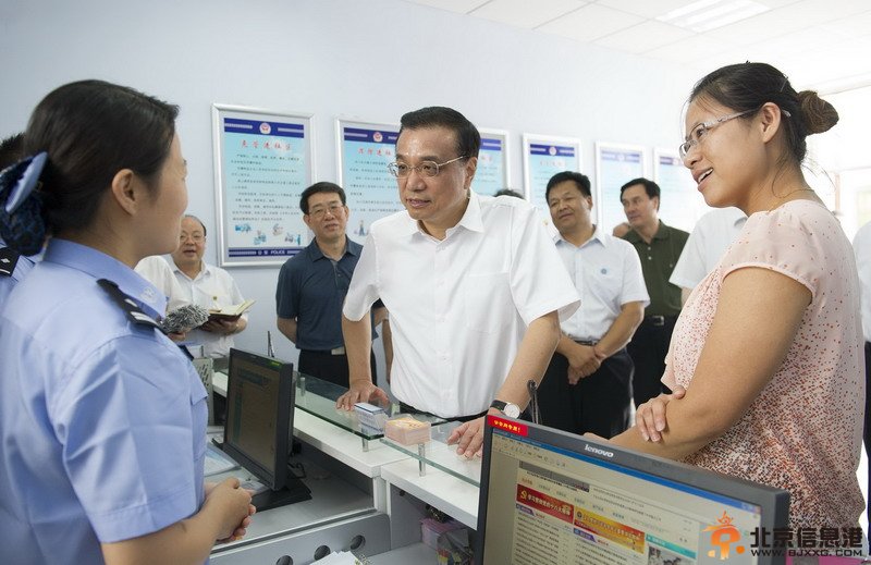 李克强山东考察城镇化：关注落户就业收入叮嘱孝敬父母