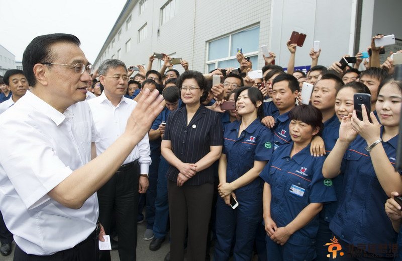 李克强山东考察城镇化：关注落户就业收入叮嘱孝敬父母