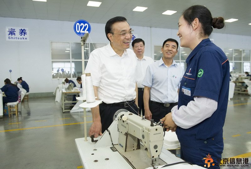 李克强山东考察城镇化：关注落户就业收入叮嘱孝敬父母