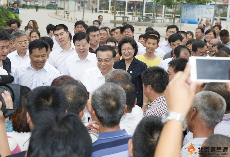 李克强山东考察城镇化：关注落户就业收入叮嘱孝敬父母