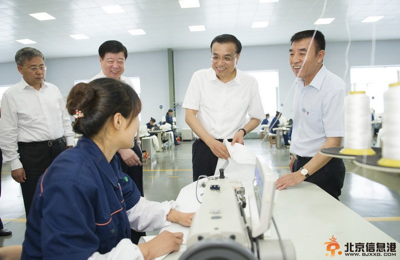 李克强山东考察城镇化：关注落户就业收入叮嘱孝敬父母