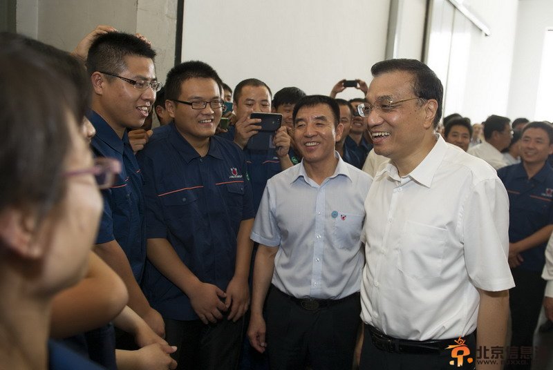 李克强山东考察城镇化：关注落户就业收入叮嘱孝敬父母