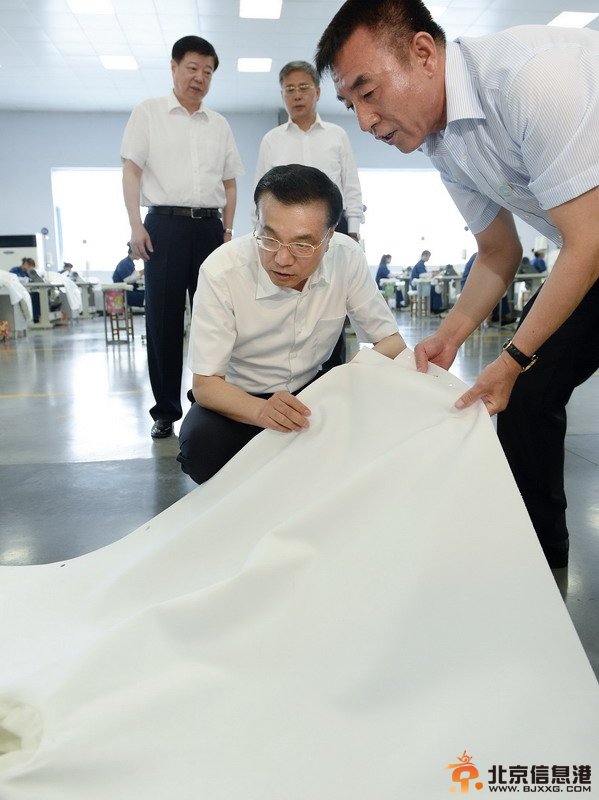 李克强山东考察城镇化：关注落户就业收入叮嘱孝敬父母