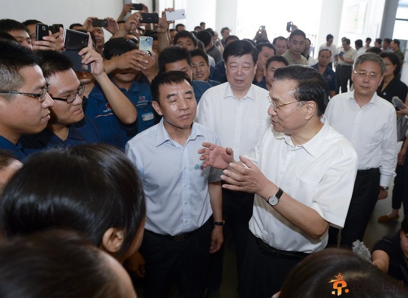 李克强山东考察城镇化：关注落户就业收入叮嘱孝敬父母