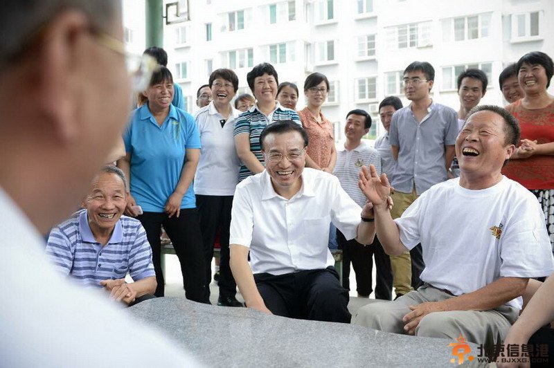 李克强山东考察城镇化：关注落户就业收入叮嘱孝敬父母