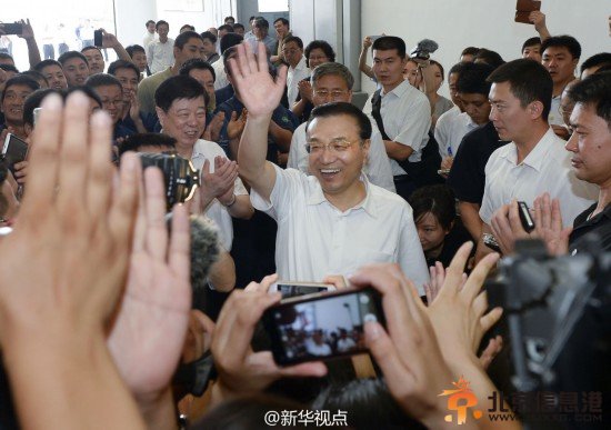 李克强山东考察：关心进城农民落户 掰手指细数城镇化好处