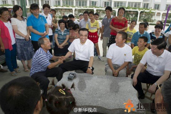 李克强山东考察：关心进城农民落户 掰手指细数城镇化好处