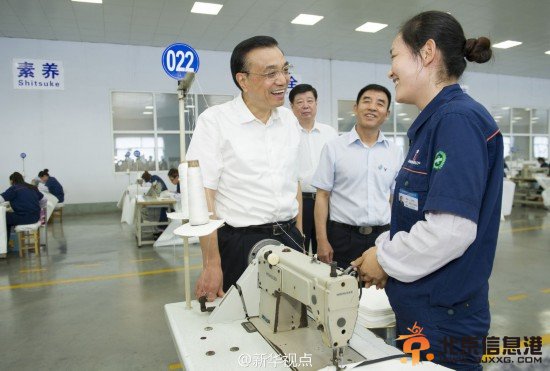 李克强山东考察：关心进城农民落户 掰手指细数城镇化好处