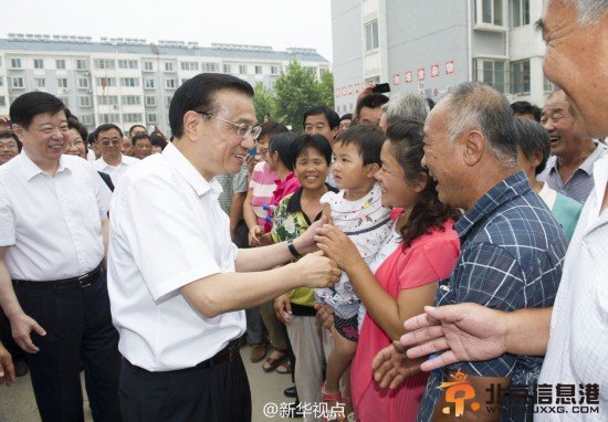 李克强山东考察：关心进城农民落户 掰手指细数城镇化好处