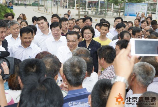 李克强山东考察：关心进城农民落户 掰手指细数城镇化好处