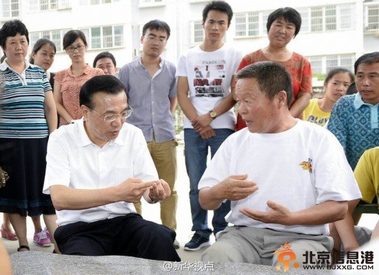 李克强山东考察：关心进城农民落户 掰手指细数城镇化好处