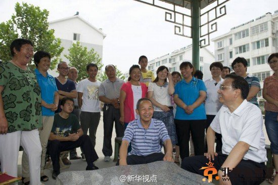 李克强山东考察：关心进城农民落户 掰手指细数城镇化好处