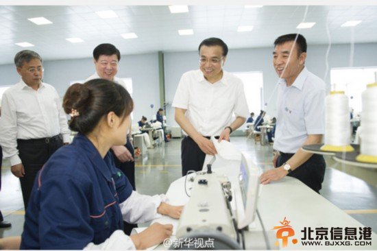 李克强山东考察：关心进城农民落户 掰手指细数城镇化好处