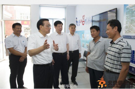 李克强山东考察：关心进城农民落户 掰手指细数城镇化好处