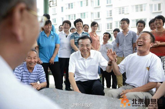 李克强山东考察：关心进城农民落户 掰手指细数城镇化好处
