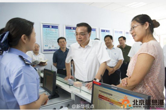 李克强山东考察：关心进城农民落户 掰手指细数城镇化好处