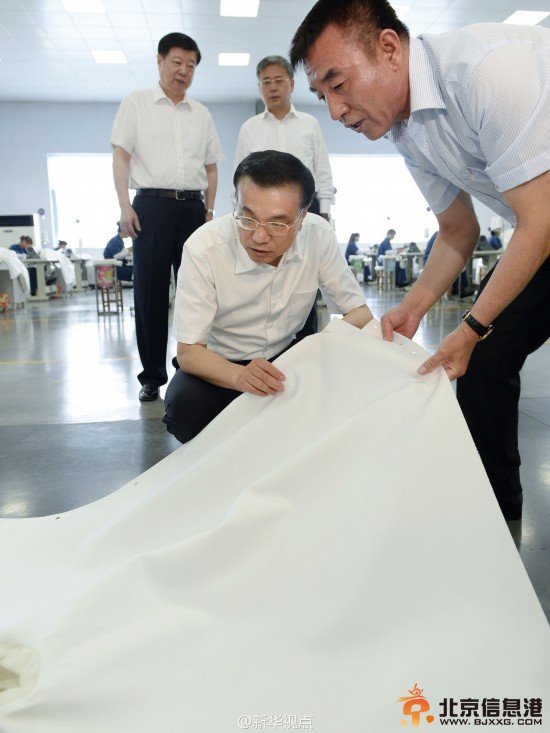 李克强山东考察：关心进城农民落户 掰手指细数城镇化好处