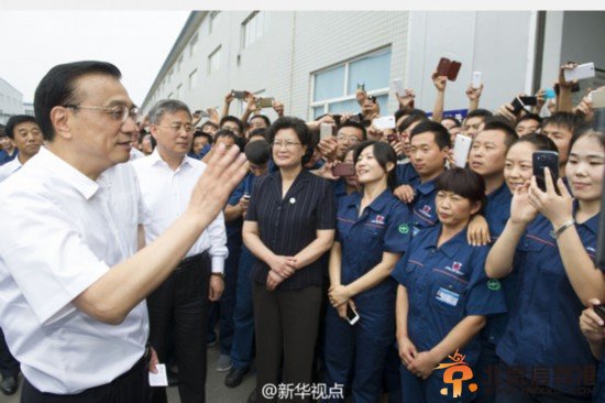 李克强山东考察：关心进城农民落户 掰手指细数城镇化好处