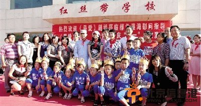 彭丽媛写信勉励艾滋患儿：拥抱未来 勇于追梦(图)