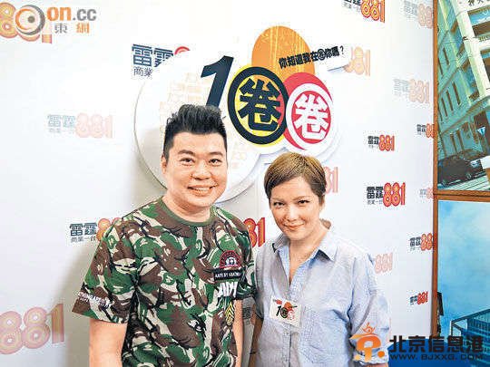 图：卫兰接受阮兆祥访问，谈到妹妹卫诗落泪。