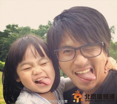 韩寒抱爱女小野出镜父女俩吐舌卖萌（图）