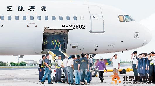 台湾空难5天善后一团乱 殡葬业者抢生意刁难家属