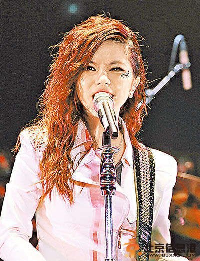 图：邓紫棋献唱逾廿首经典歌以飨天津歌迷。