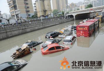 安徽合肥突降暴雨 数车被困桥下