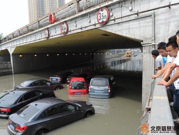 安徽合肥突降暴雨 数车被困桥下
