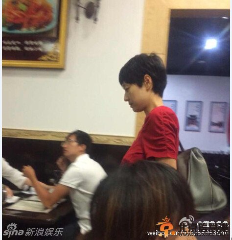 组图：文章马伊琍现身洛杉矶中餐馆 低调避镜头