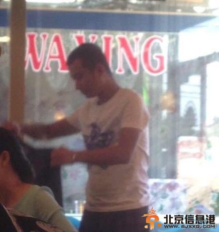 组图：文章马伊琍现身洛杉矶中餐馆 低调避镜头