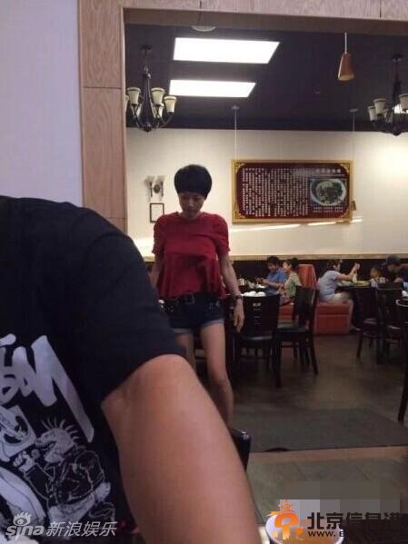 组图：文章马伊琍现身洛杉矶中餐馆 低调避镜头