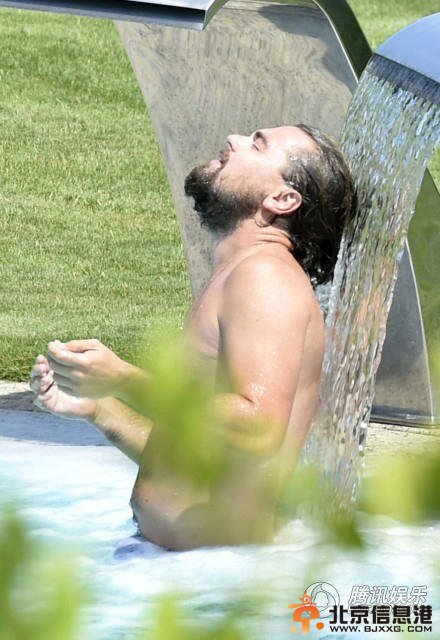 莱昂纳多半裸戏水表情丰富 中年发福撞脸高晓松